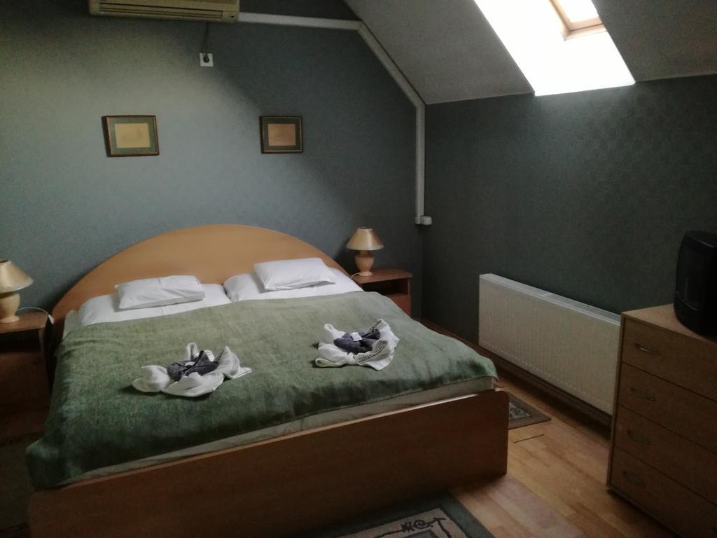 Hotel Arany Trofea エゲル エクステリア 写真