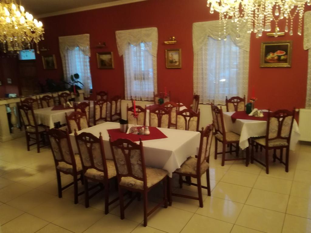 Hotel Arany Trofea エゲル エクステリア 写真
