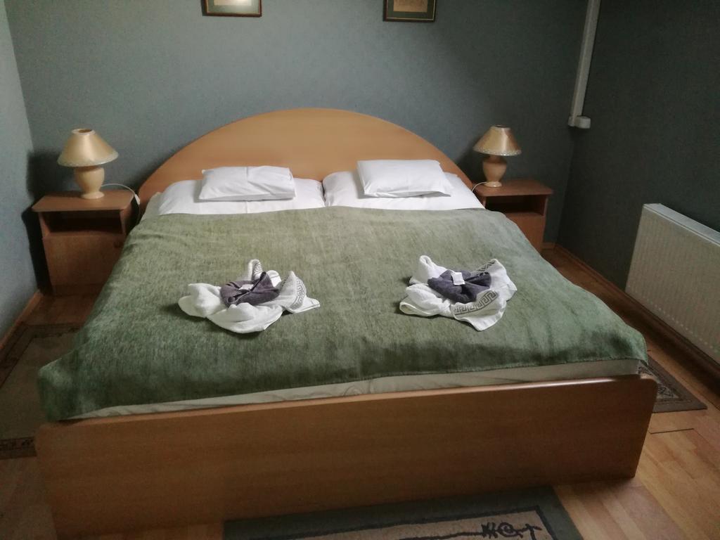 Hotel Arany Trofea エゲル エクステリア 写真