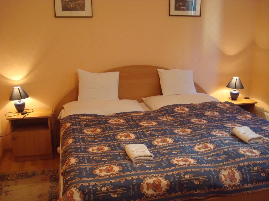 Hotel Arany Trofea エゲル エクステリア 写真