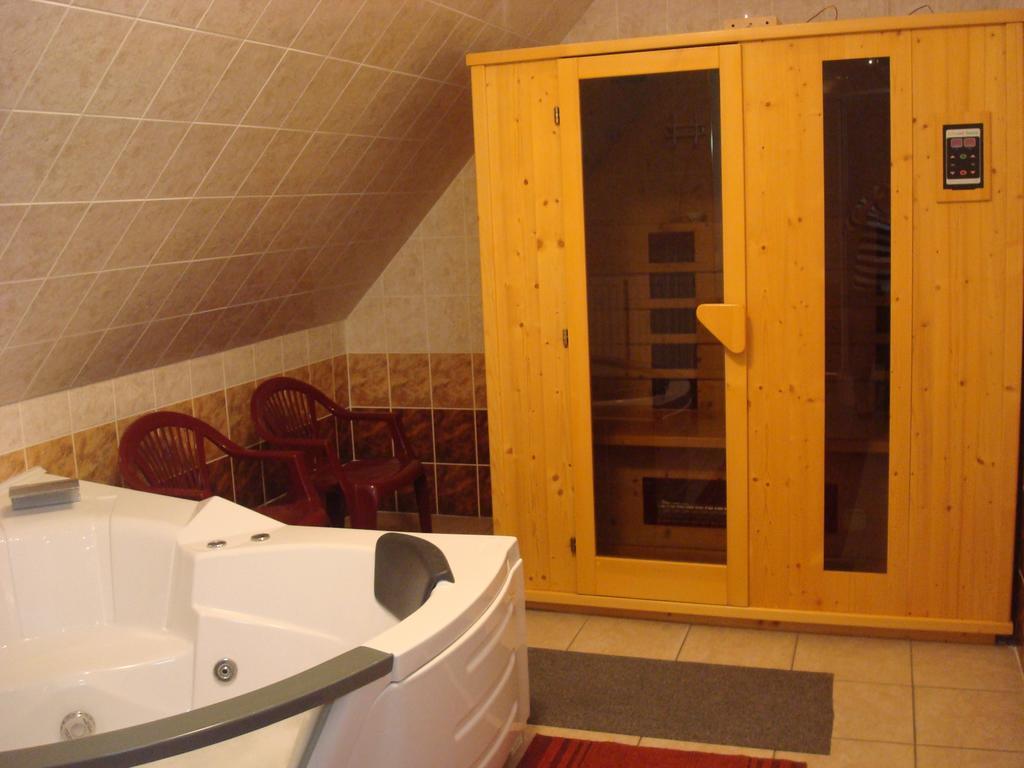 Hotel Arany Trofea エゲル エクステリア 写真
