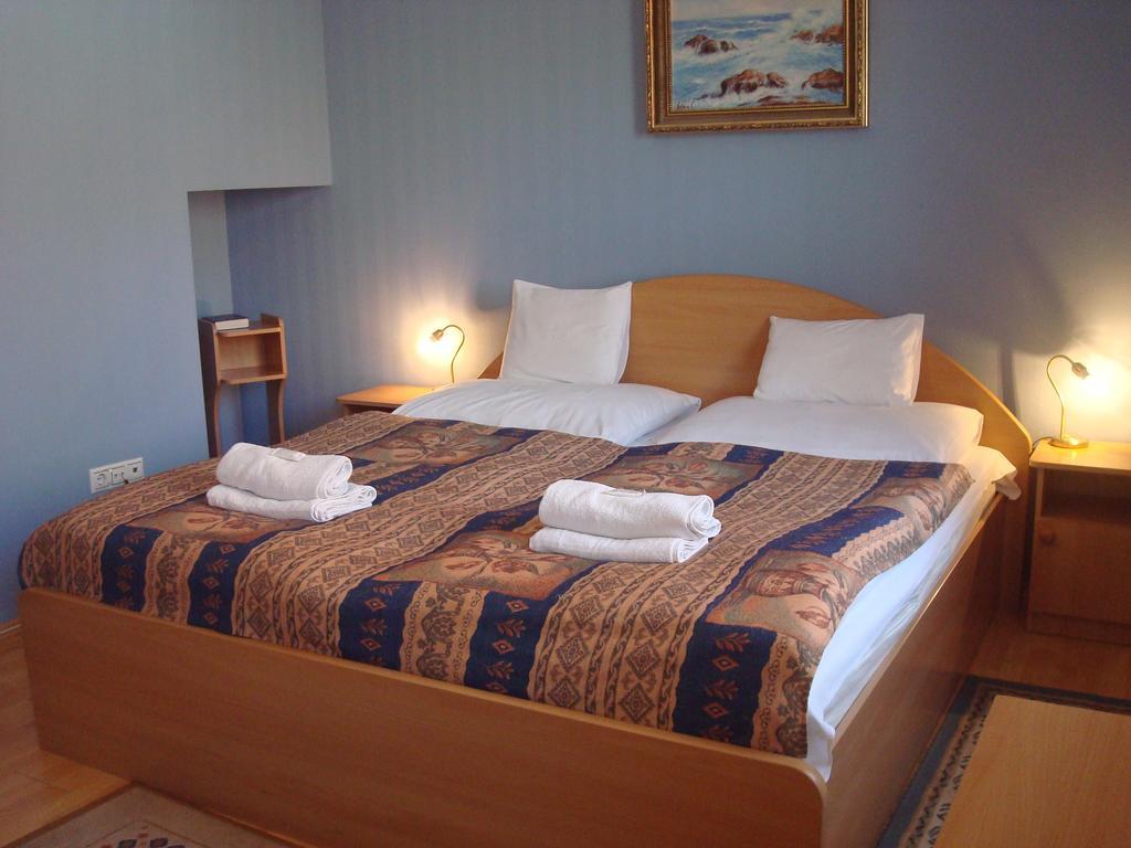 Hotel Arany Trofea エゲル エクステリア 写真