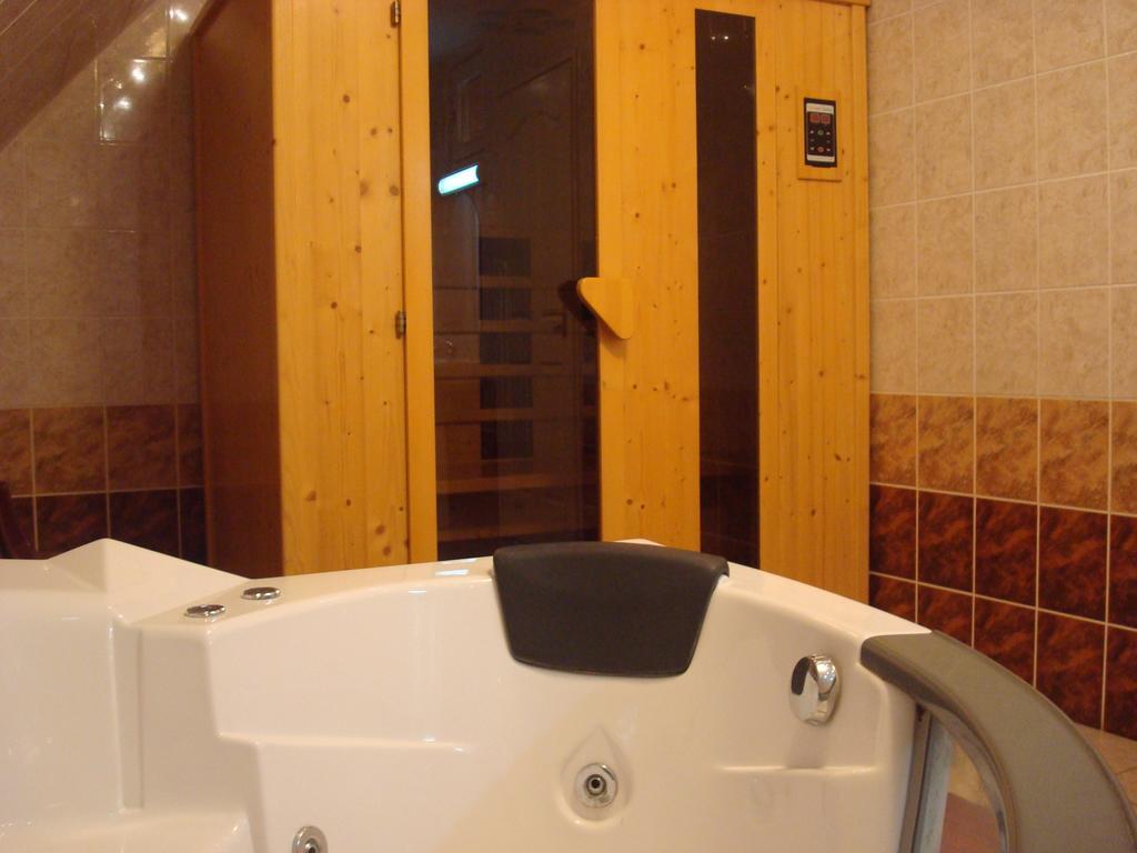 Hotel Arany Trofea エゲル エクステリア 写真