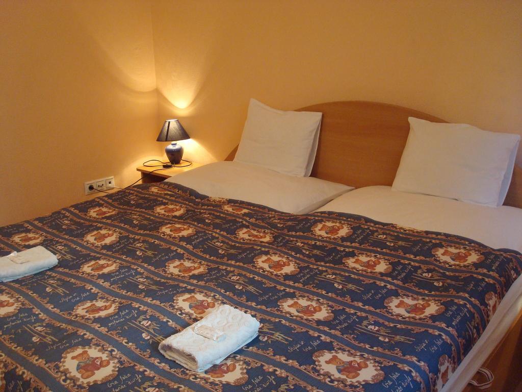 Hotel Arany Trofea エゲル エクステリア 写真