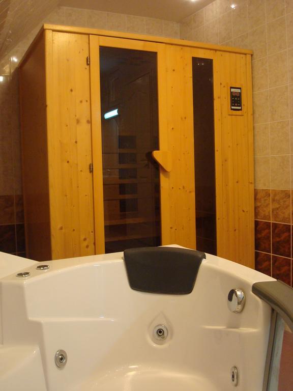 Hotel Arany Trofea エゲル エクステリア 写真