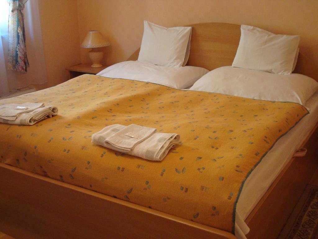 Hotel Arany Trofea エゲル エクステリア 写真